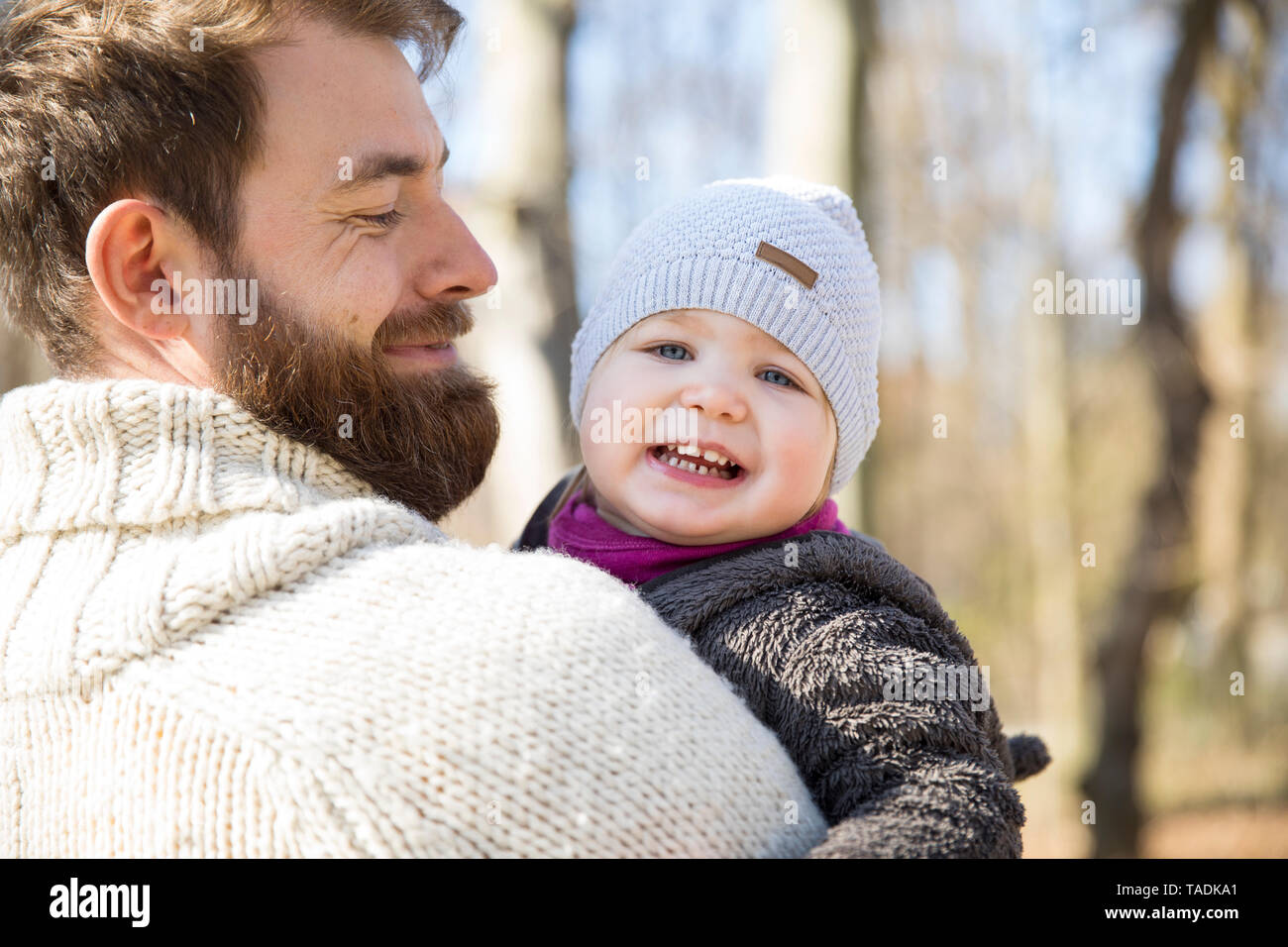 Gerne Vater mit Tochter in Park Stockfoto