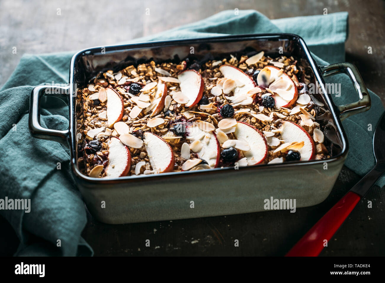 Gebackene Hafer mit Apple, Blueberry, Mandel, Mandelmilch und Leinsamen Stockfoto