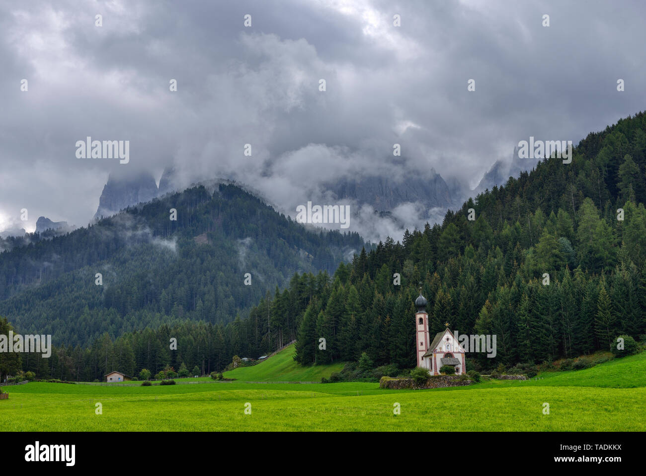Italien, Trentino Alto-Adige, Val di Funes, Santa Maddalena, San Giovanni in Ranui Kapelle mit Geisler Berg im Hintergrund Stockfoto