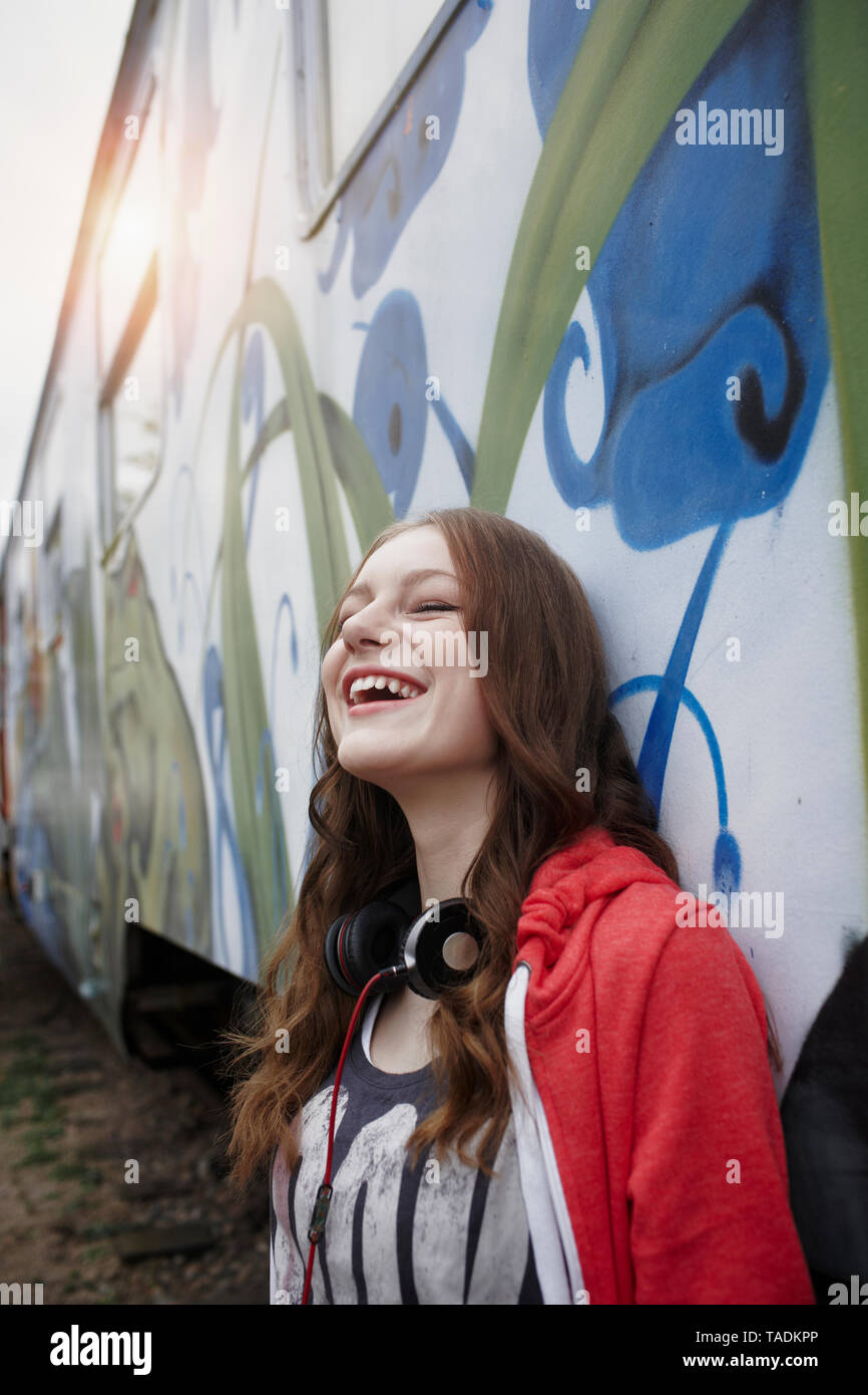Portrait von Happy teenage Mädchen an einer bemalten Zug Auto Stockfoto