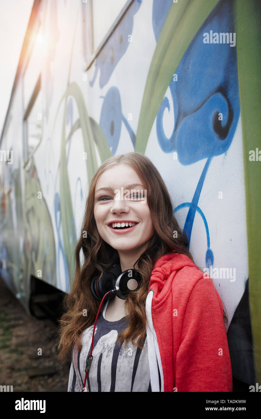 Portrait von Happy teenage Mädchen an einer bemalten Zug Auto Stockfoto