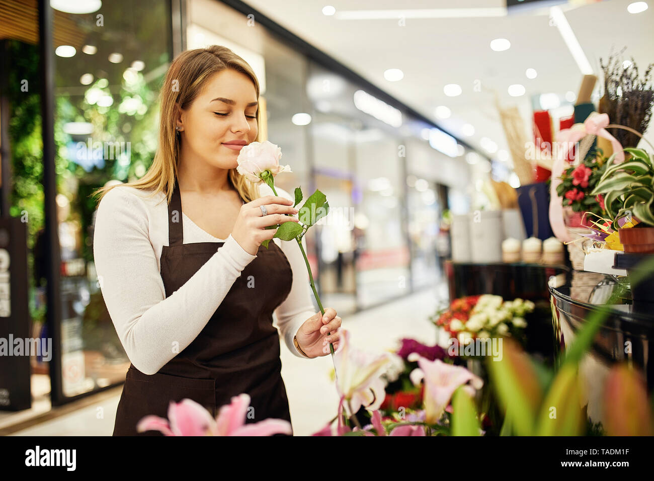 Florist riechen bei Blume in Flower Shop Stockfoto