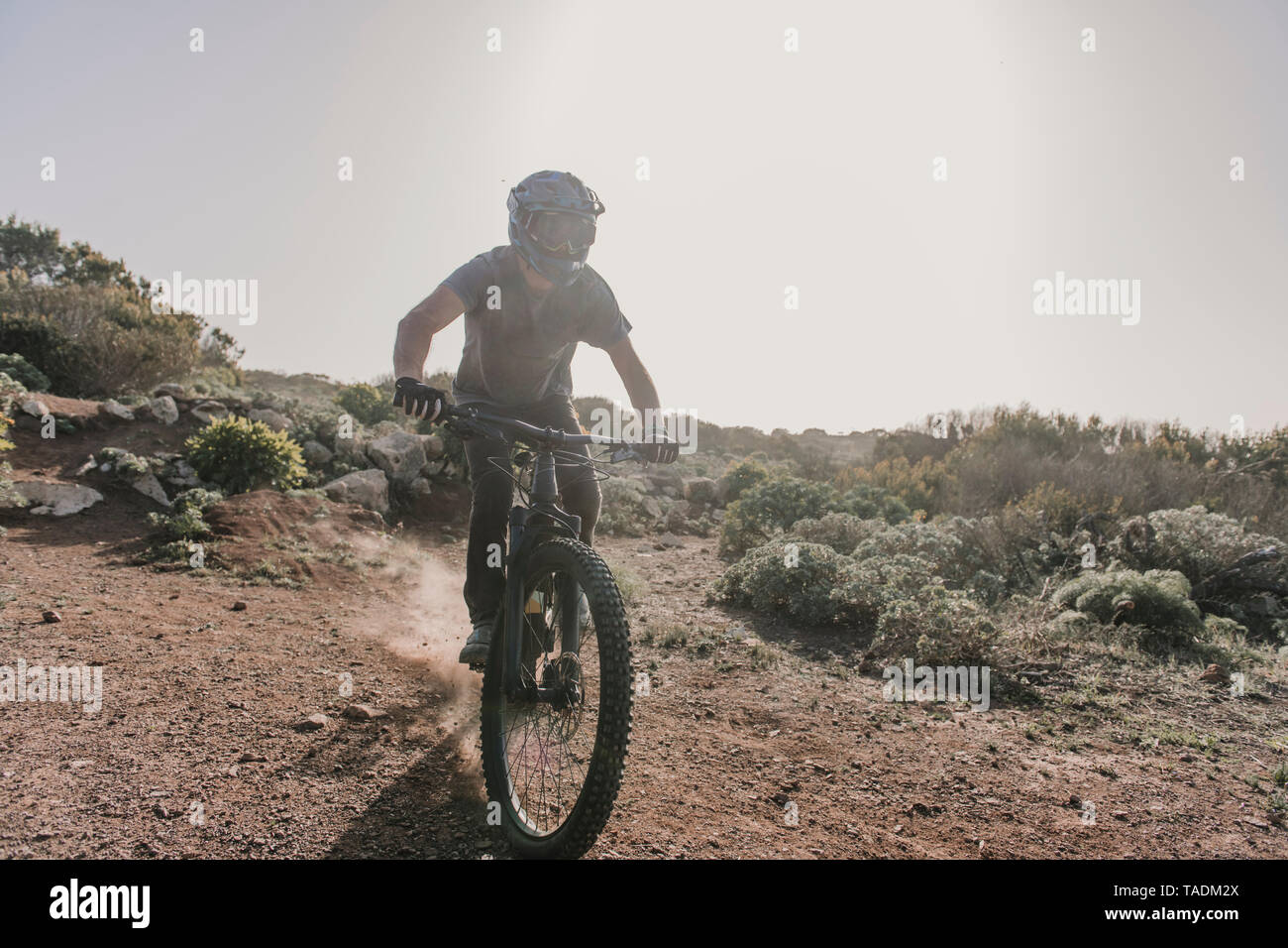 Spanien, Lanzarote, Mountainbiker auf einer Reise in Wüstenhaft Landschaft Stockfoto