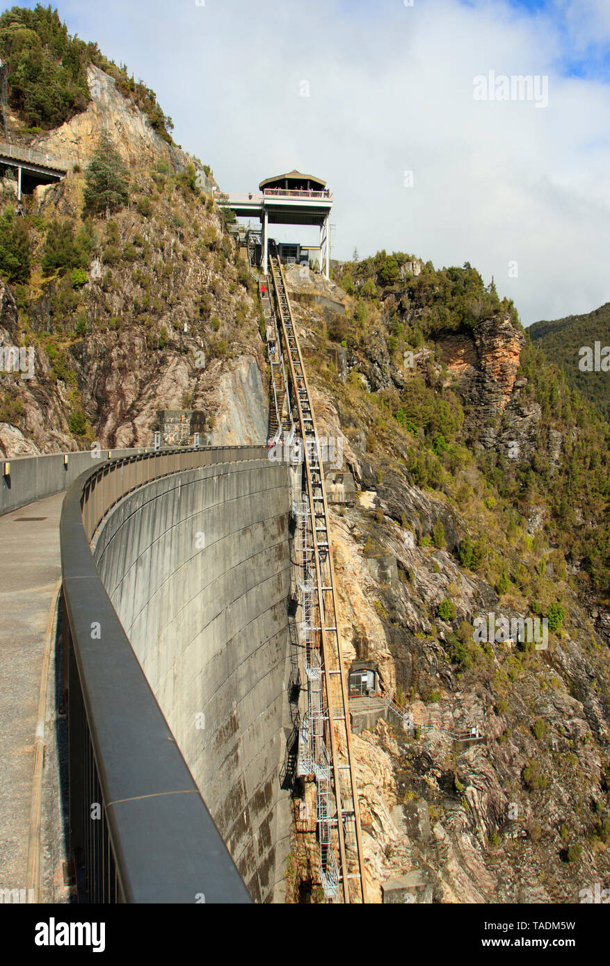 Der Gordon River Staudamm in South West Tasmanien wurde 1974 gebaut erneuerbare Wasserkraft zur Verfügung zu stellen. Stockfoto