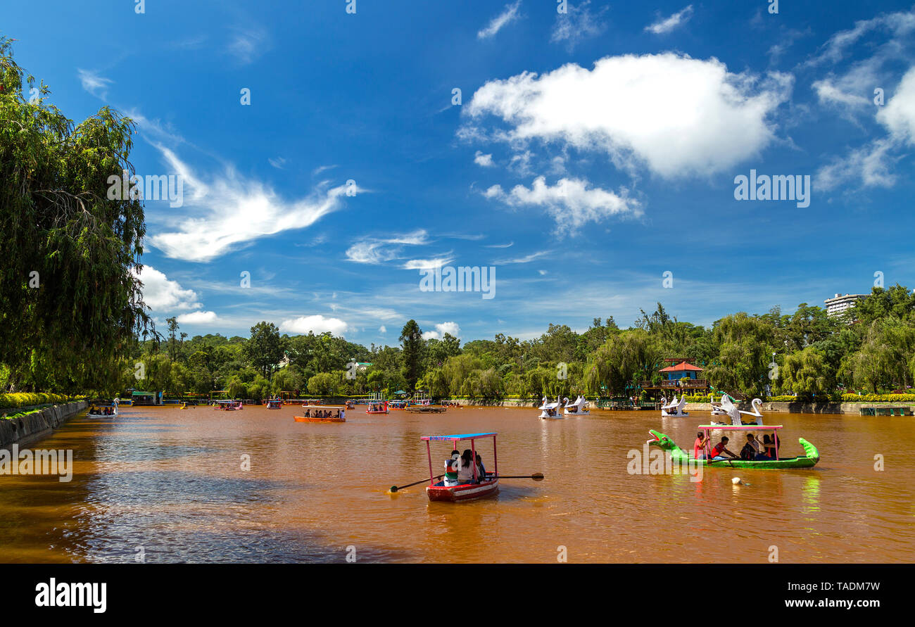 Baguio City Park mit Teich oder See und kleine Boote Stockfoto