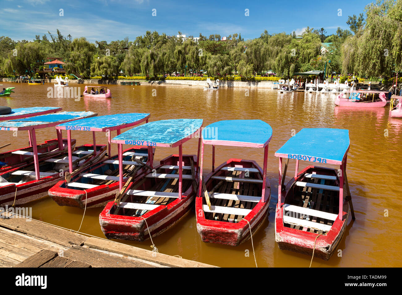 Baguio City Park mit Teich oder See und kleine Boote Stockfoto