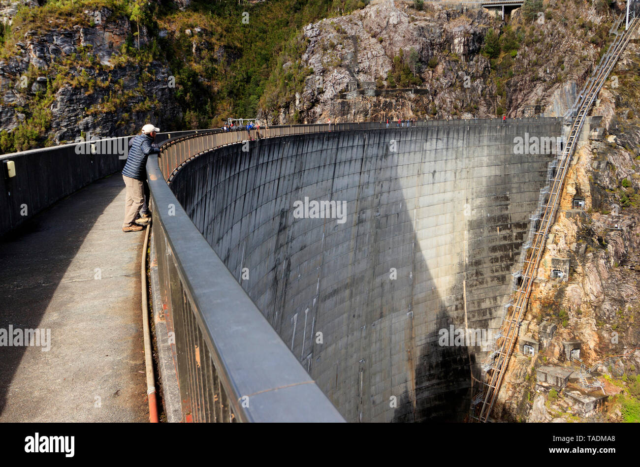 Der Gordon River Staudamm in South West Tasmanien wurde 1974 gebaut erneuerbare Wasserkraft zur Verfügung zu stellen. Stockfoto
