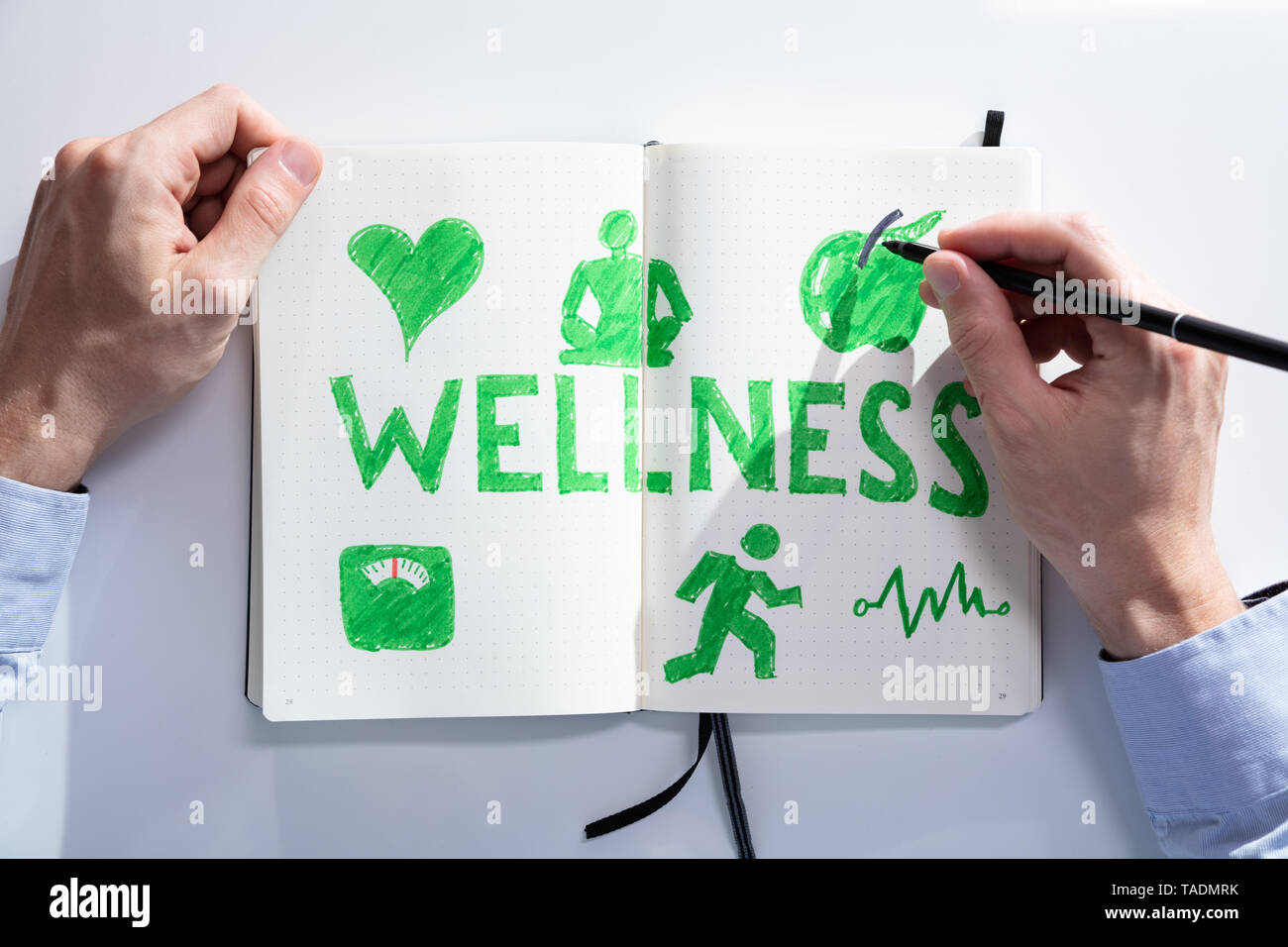 Hohe Betrachtungswinkel und einer menschlichen Hand Zeichnung Wellness Konzept auf Notebook Stockfoto Hohe Betrachtungswinkel und einer menschlichen Hand Zeichnung Wellness Konzept auf Notebook Stockfoto