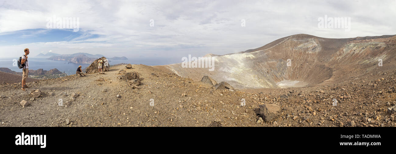 Äolische Inseln, Vulcano, Panoramablick vom Vulkan, Gran Cratere, Wanderer an vulkanischen Krater Stockfoto