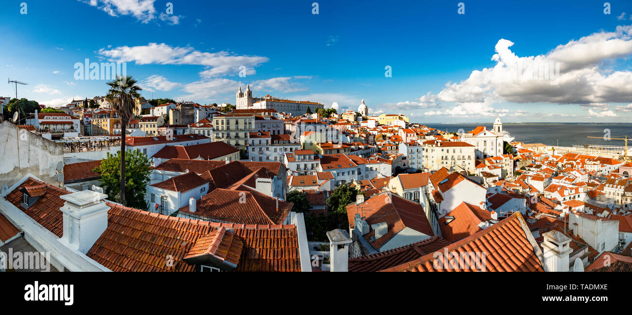 Portugal, Lissabon, Alfama, Blick vom Miradouro de Santa Luzia über Bezirk mit Sao Vicente de Fora Kloster, Tejo, Panoramaaussicht Stockfoto