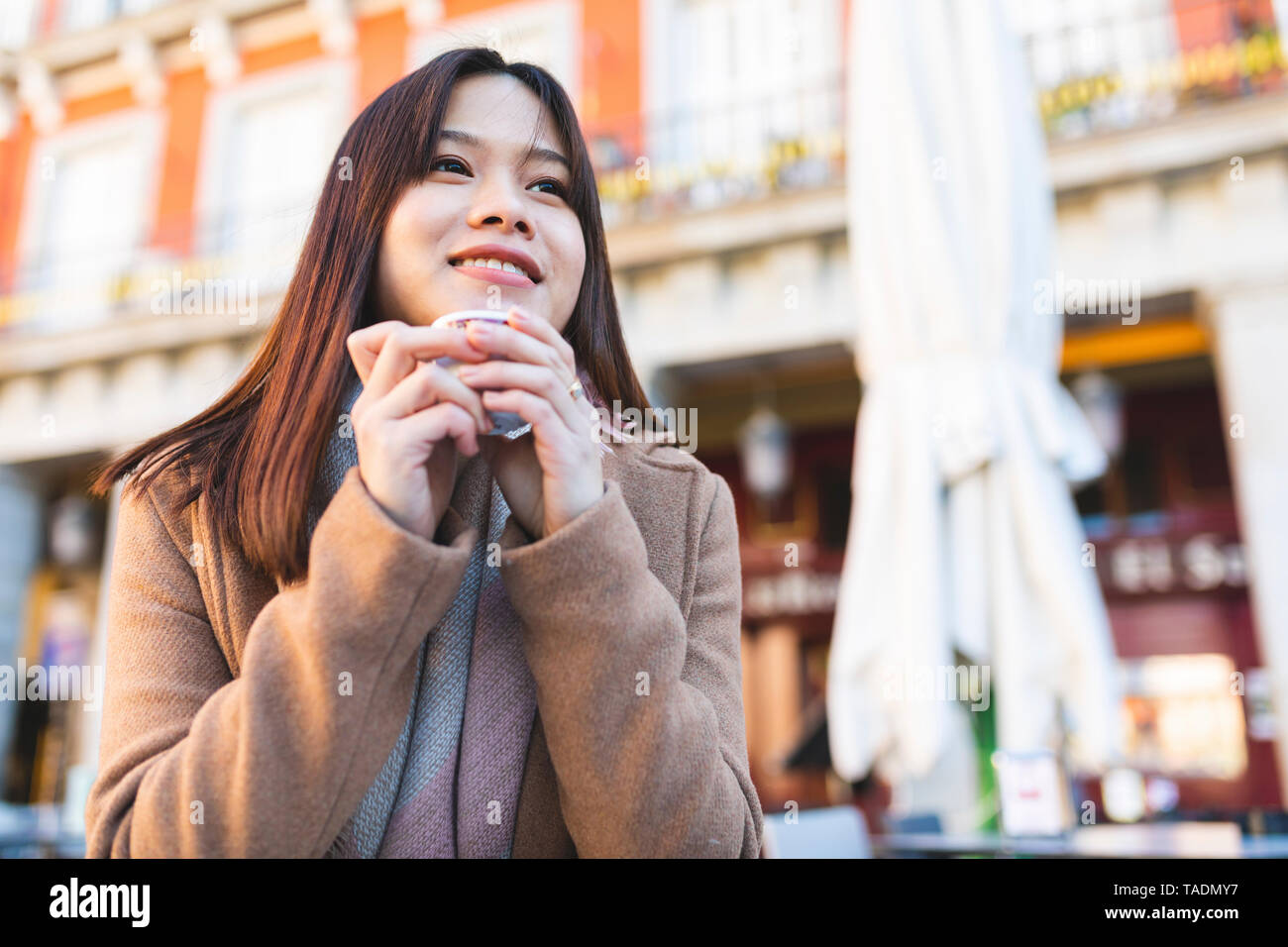 Spanien, Madrid, lächelnden jungen Frau in einem Café am Plaza Mayor Stockfoto