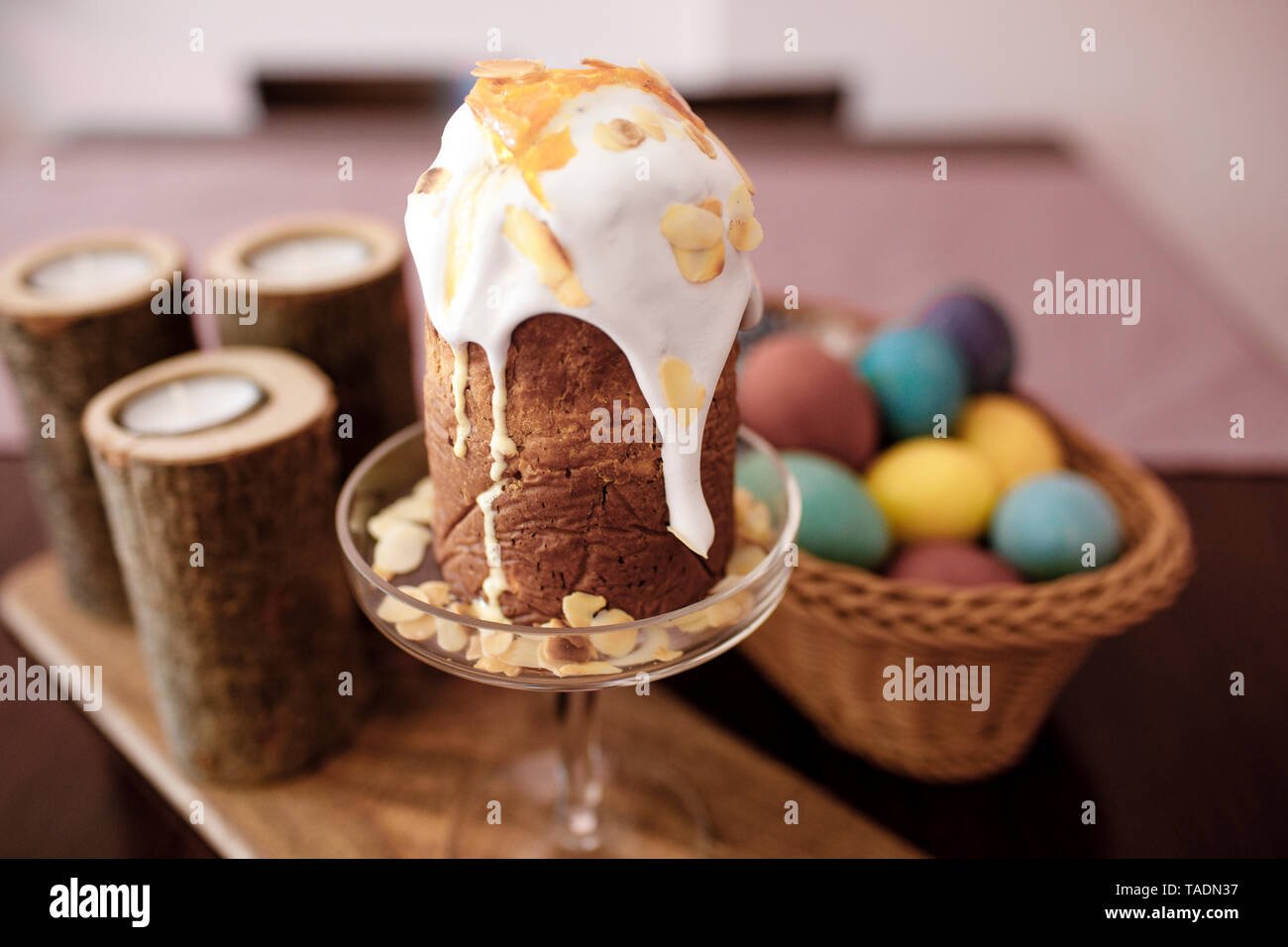 Home - gebackene Osterkuchen mit Zuckerglasur mit gehobelten Mandeln eingerichtet Stockfoto