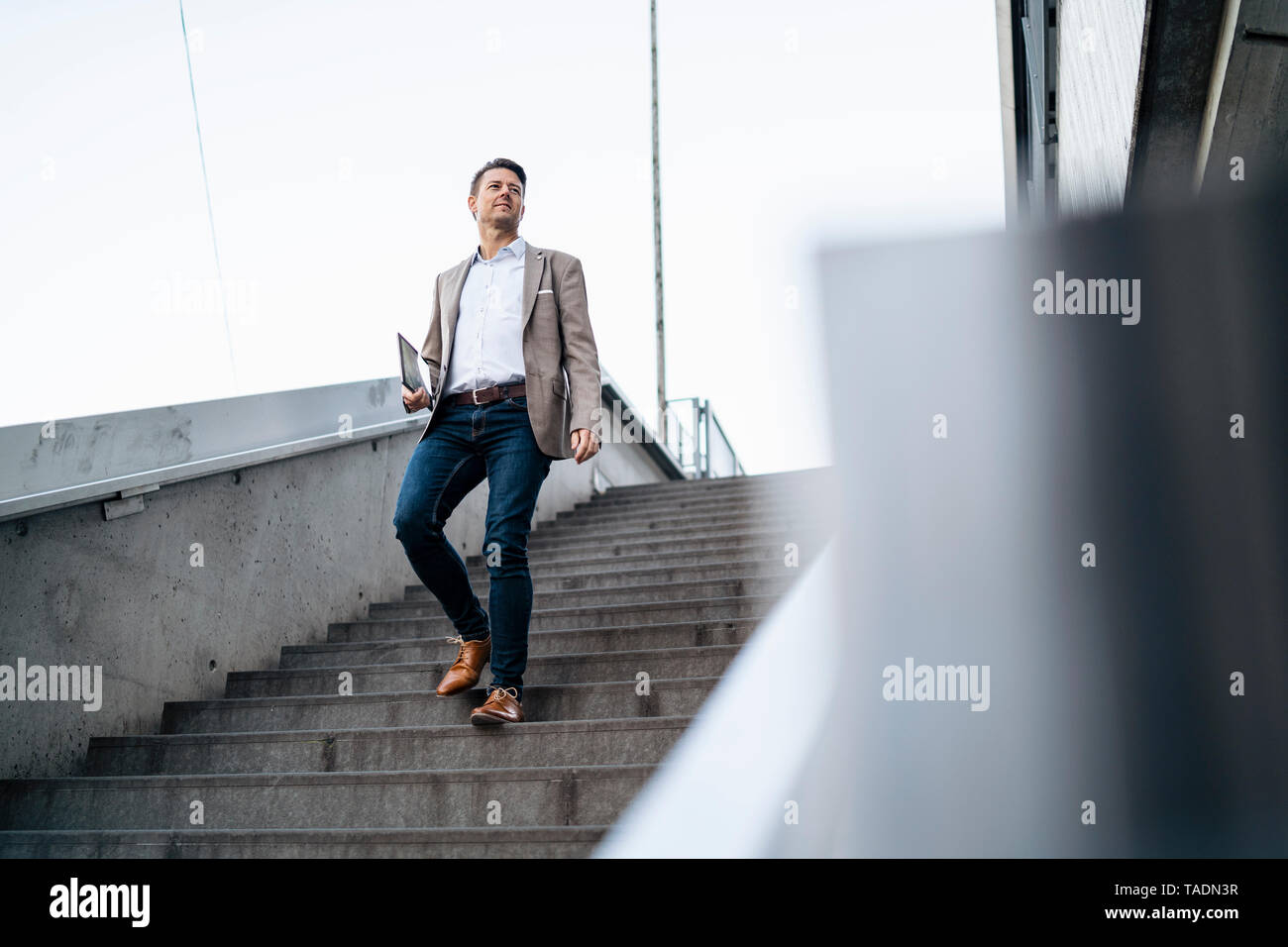 Geschäftsmann, die Treppen hinunter Stockfoto