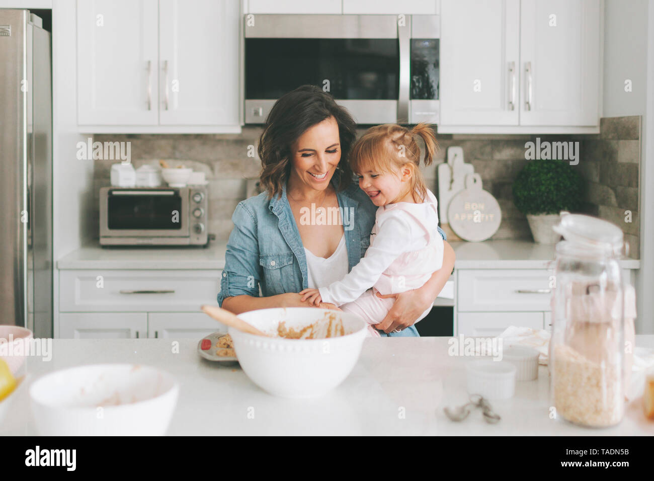 Mutter und Tochter gemeinsam einen Kuchen machen Stockfoto
