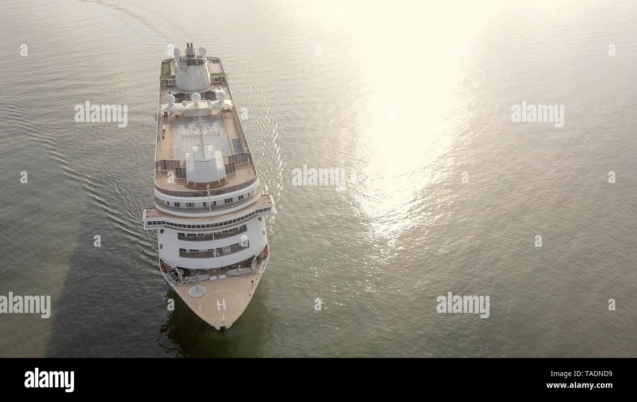 Große Kreuzfahrtschiffe auf See - Luftbild. Stockfoto