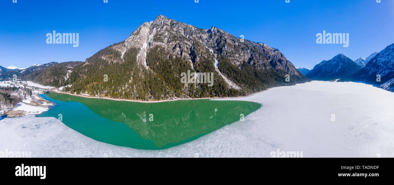 Österreich, Tirol, Ammergauer Alpen, Heiterwanger Siehe im Winter, Luftaufnahme Stockfoto