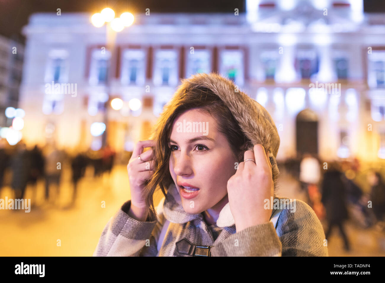 Spanien, Madrid, junge Frau trägt eine Haube Stockfoto