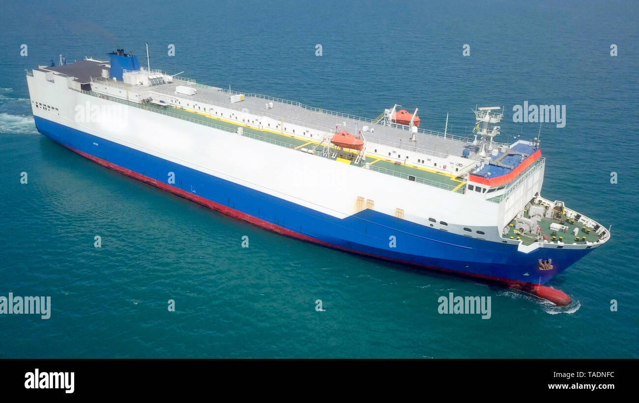Luftbild eines großen RoRo (Roll on/off) Fahrzeug Transportschiff Kreuzfahrt im Mittelmeer Stockfoto