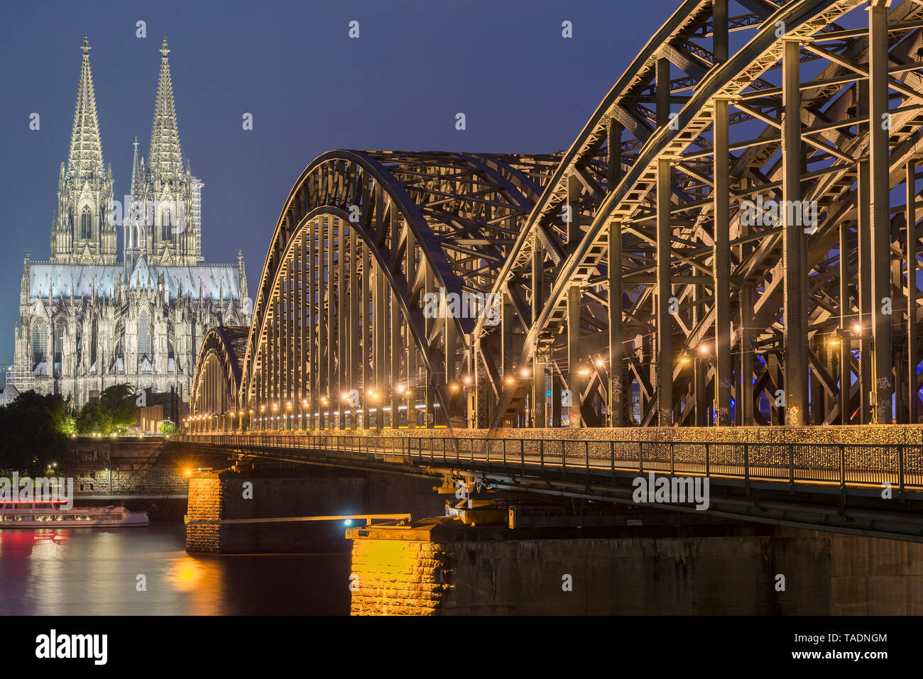 Deutschland, Köln, Blick zum Kölner Dom mit Hohenzollernbrücke im Vordergrund beleuchtet Stockfoto