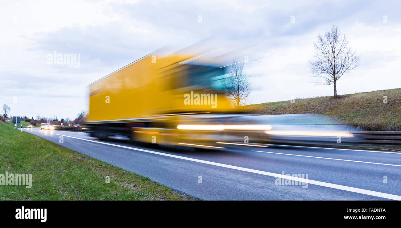 Deutschland, Badenwurttemberg, Lkw überholen Auto auf Bundesstraße Stockfoto