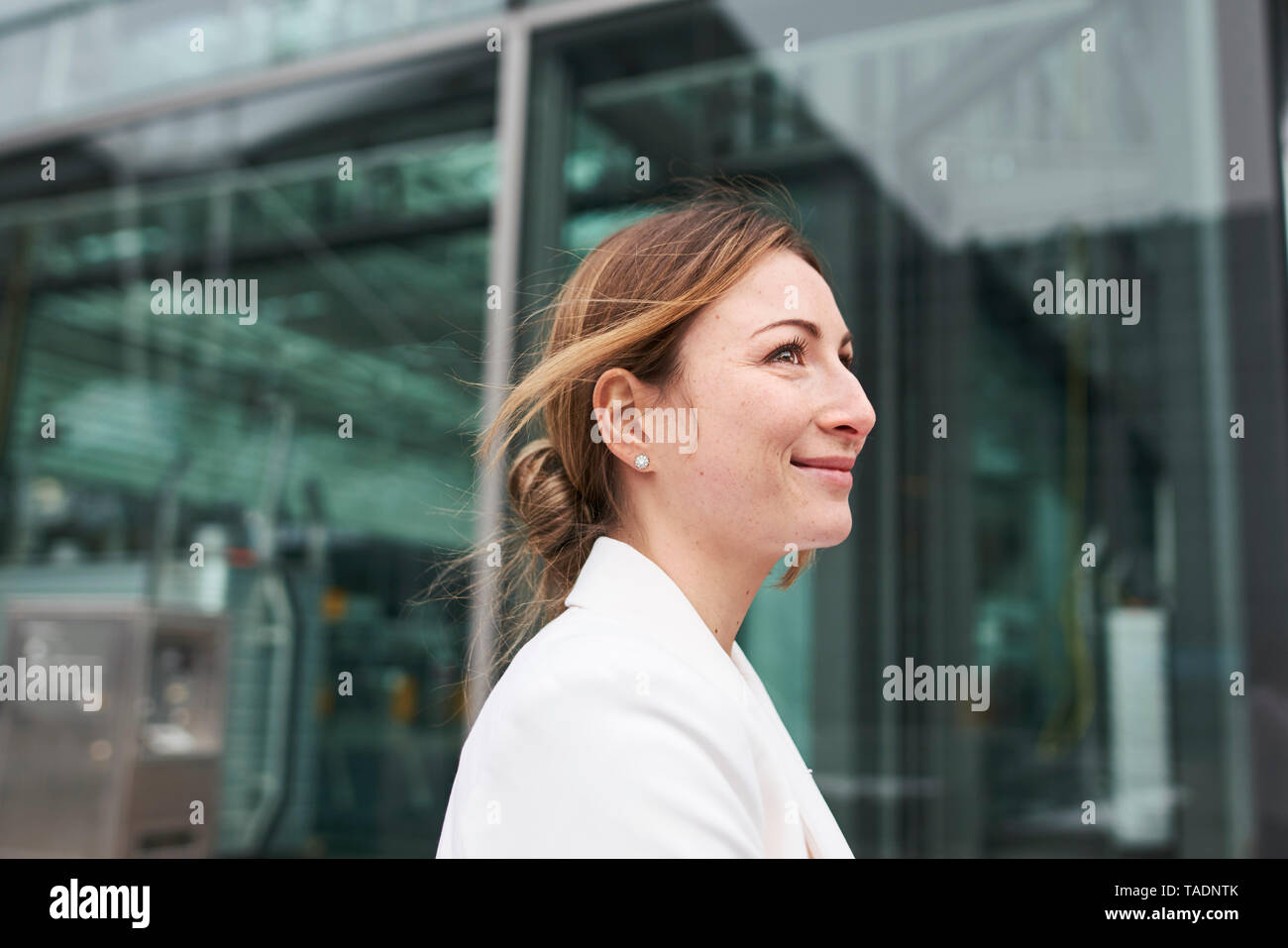 Portrait von lächelnden Jungen geschäftsfrau vor einem Gebäude Stockfoto