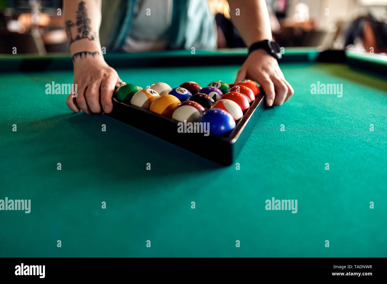 Close-up billard spieler Anordnung Kugeln auf dem Tisch Stockfoto