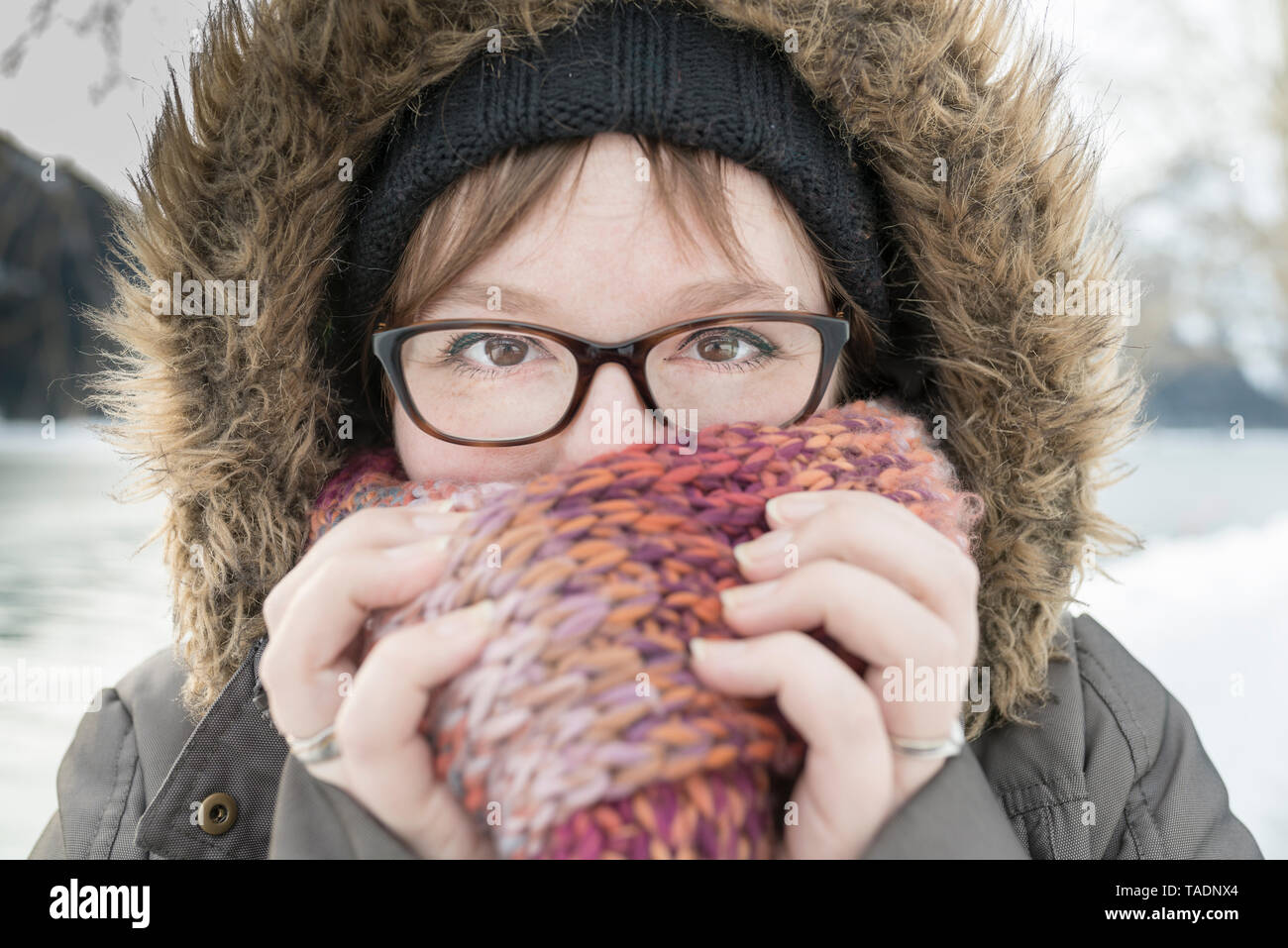 Portrait von Frau mit Schal im Winter Stockfoto