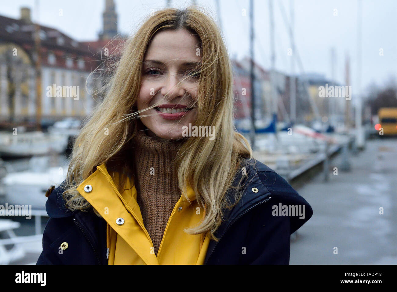 Dänemark, Kopenhagen, Porträt von Frau am Hafen der Stadt Stockfoto
