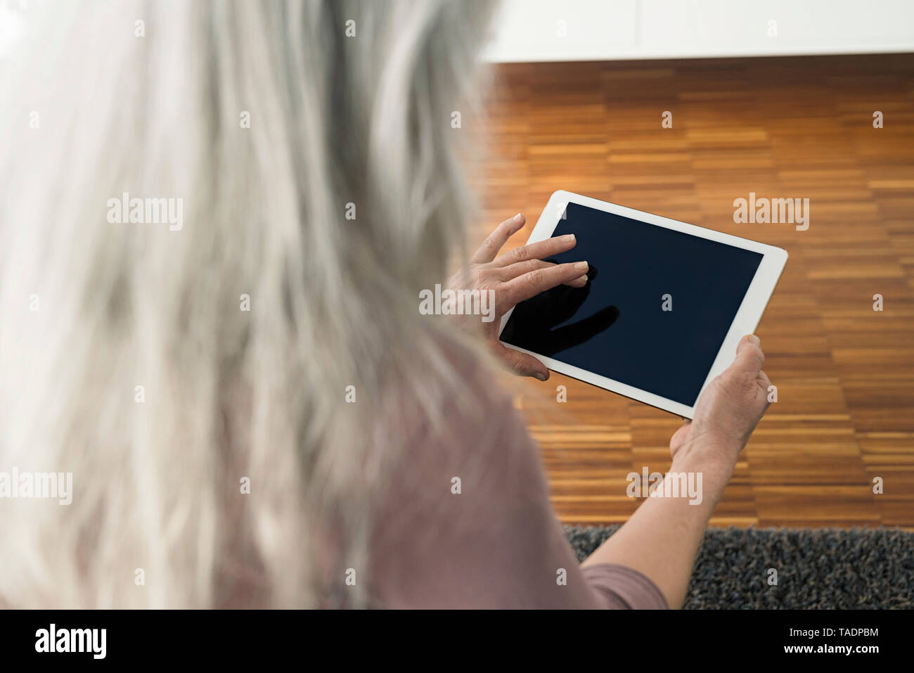 Frau mit digitalen Tablet, Teilansicht Stockfoto