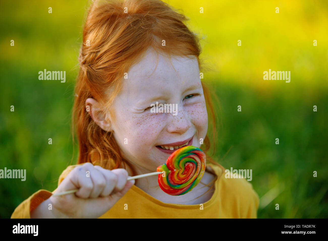 Portrait von glücklichen Mädchen mit einem Lutscher Stockfoto