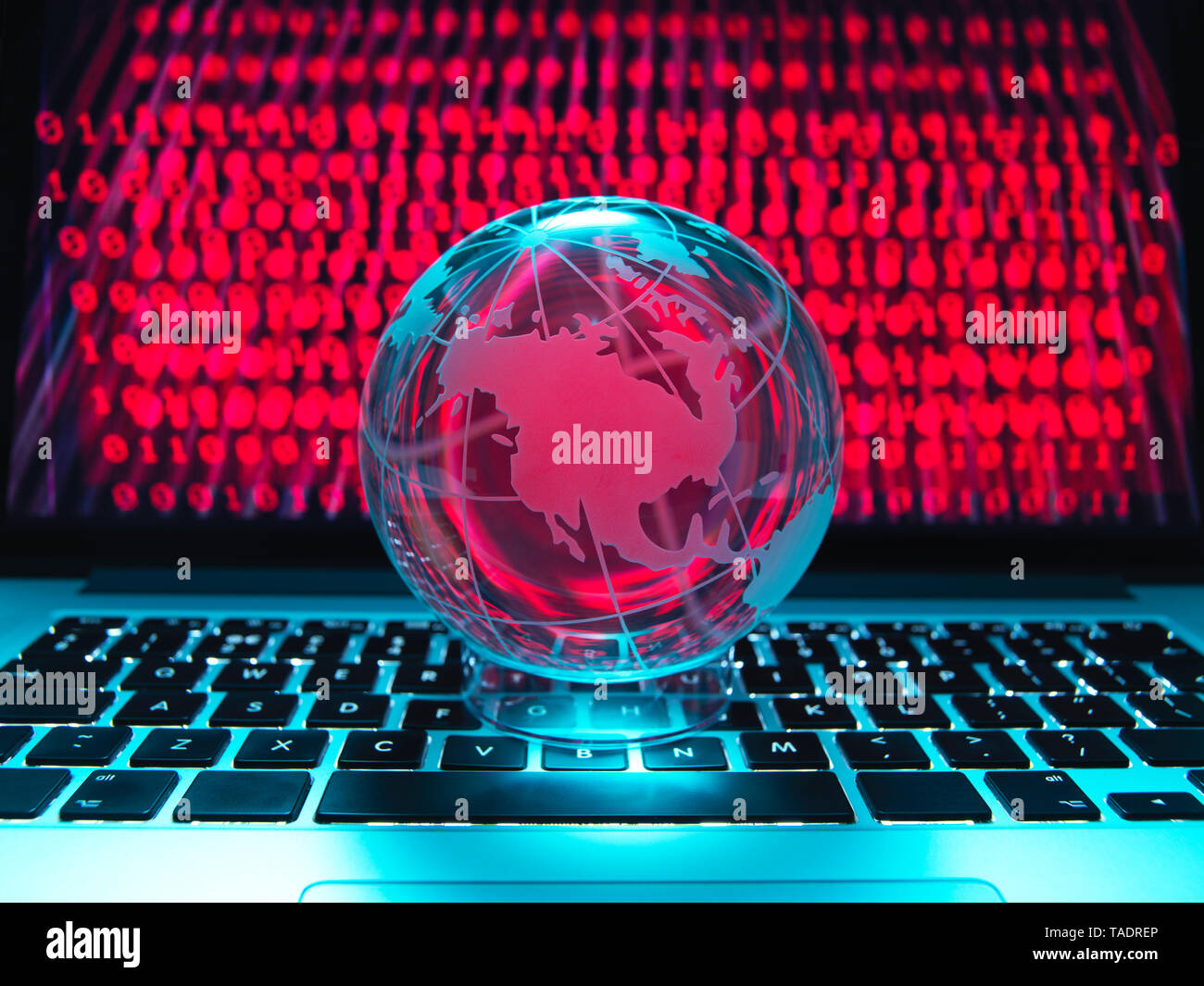 Globus veranschaulicht das Amerika auf einem Laptop Computer mit Bildschirm durch eine Cyber Attack angesteckt worden Stockfoto