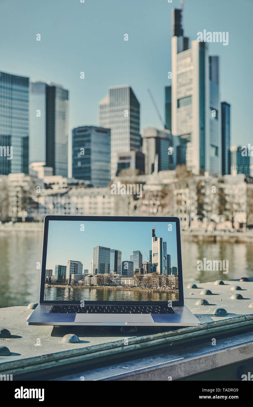 Deutschland, Frankfurt, Laptop mit Foto von Financial District auf dem Bildschirm Stockfoto