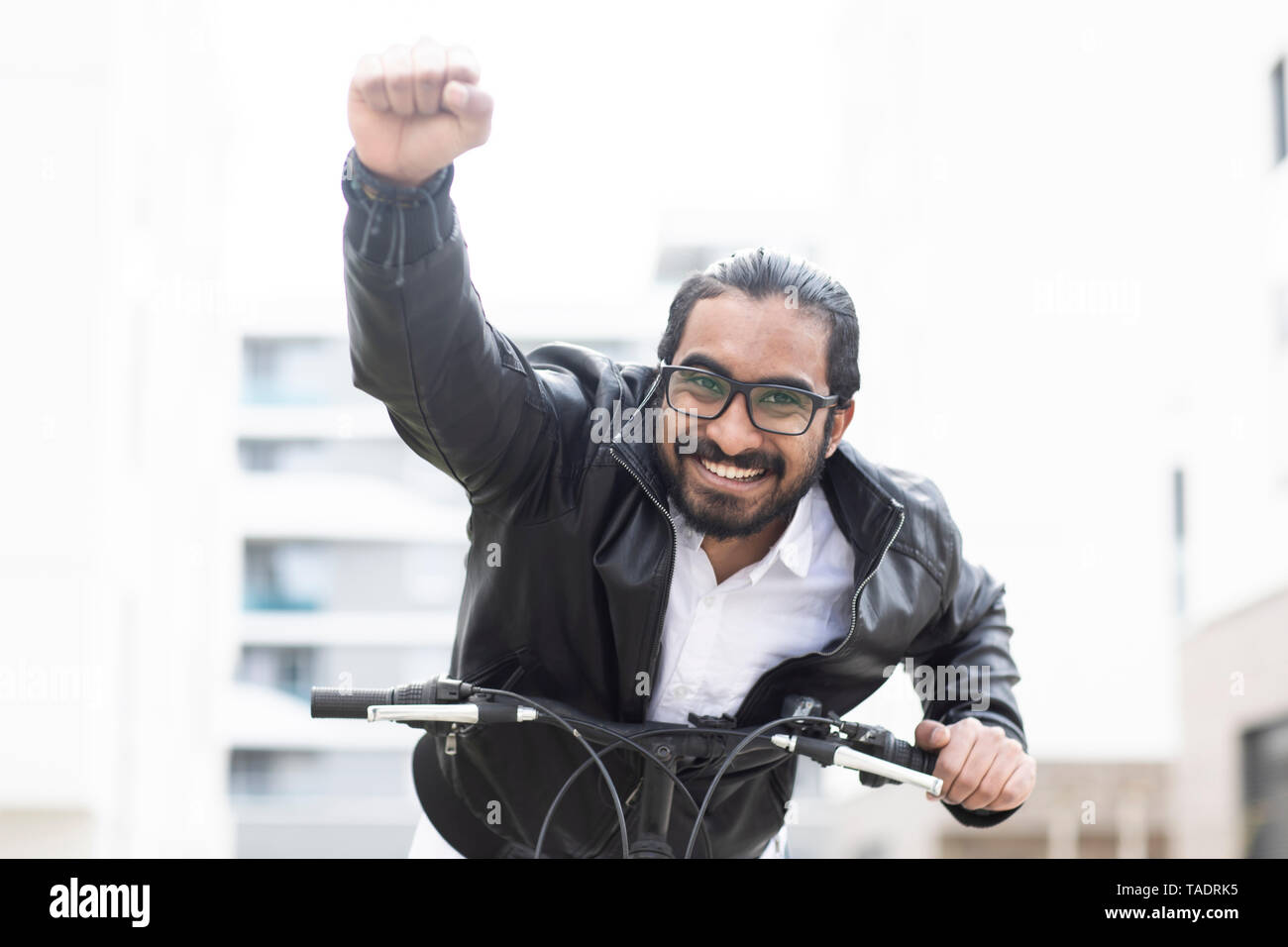 Portrait von glücklichen Mann mit Fahrrad Brillen und schwarze Lederjacke Stockfoto