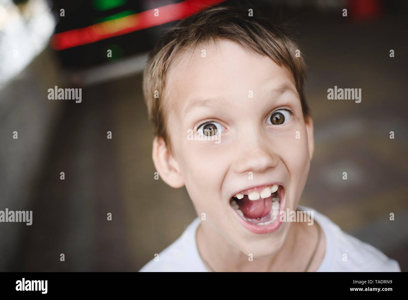 Portrait der aufgeregten Jungen schreien Stockfoto