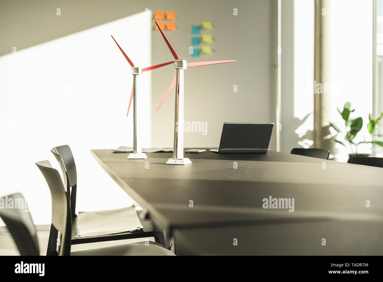 Windenergieanlage Modelle und Laptop auf dem Schreibtisch im Büro Stockfoto