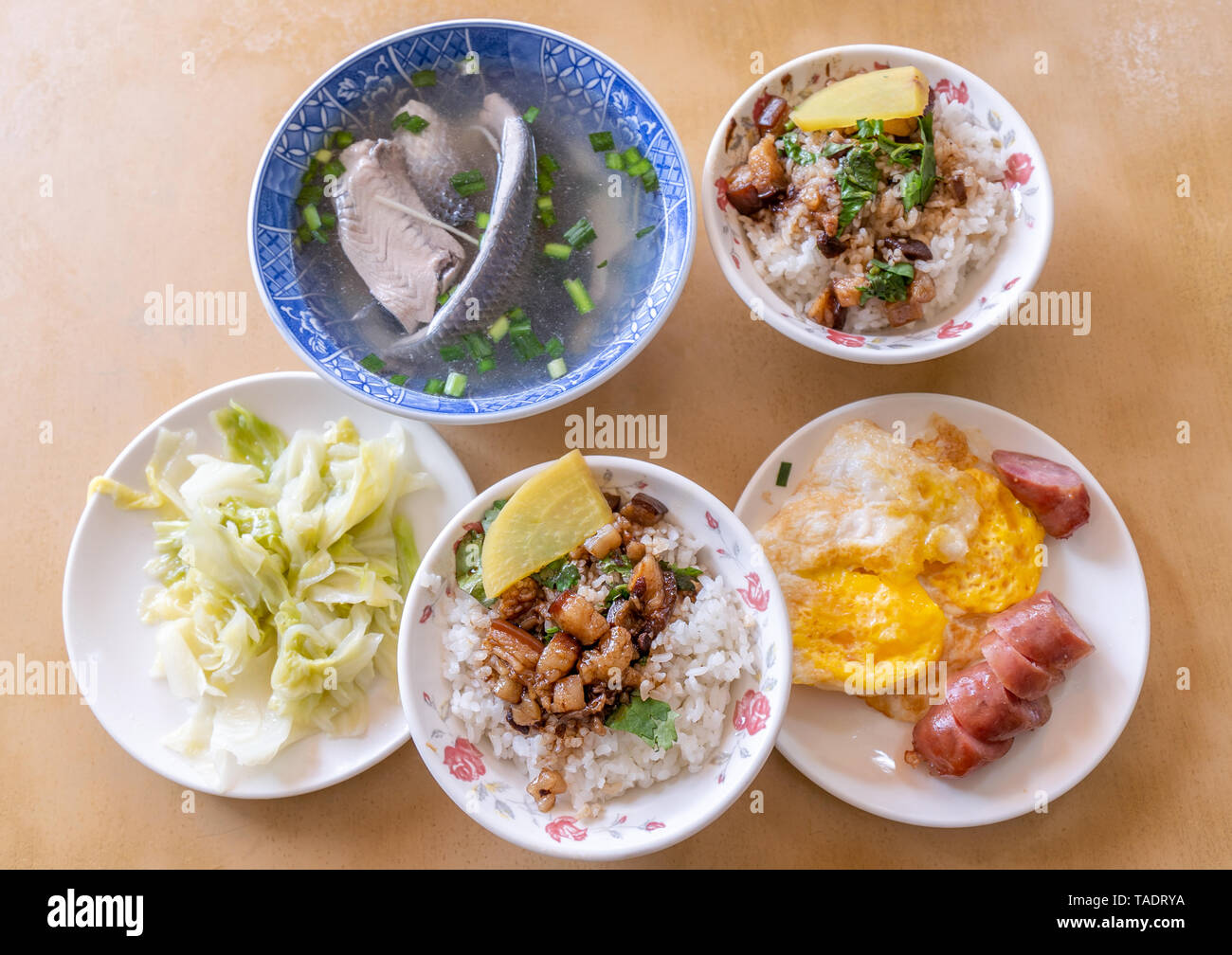 Geschmortes Schweinefleisch über Reis - Taiwan - berühmte traditionelle Street Food Delikatesse. Soja - geschmortes Schweinefleisch mit Reis. Travel Design Konzept. Top Anzeigen, Kopieren, Nahaufnahme Stockfoto