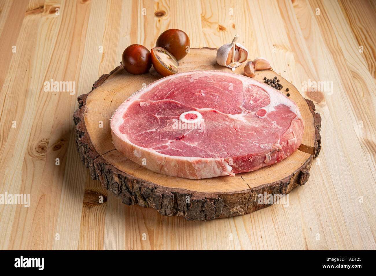 Stück frisches Schweineschulter auf Holz Schneidebrett Stockfoto