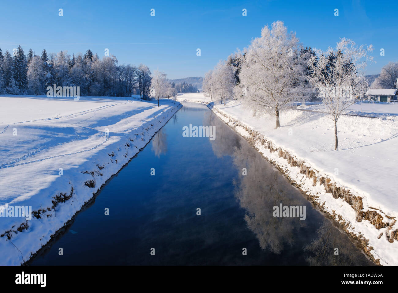 Deutschland, Bayern, Oberbayern, Voralpenland, Loisach Isar Kanal im Winter Stockfoto
