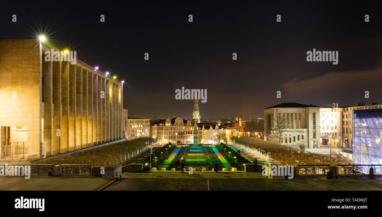 Belgien, Brüssel, Mont des Arts, die Königliche Bibliothek, Rathaus und die Stadt bei Nacht, Panorama Stockfoto