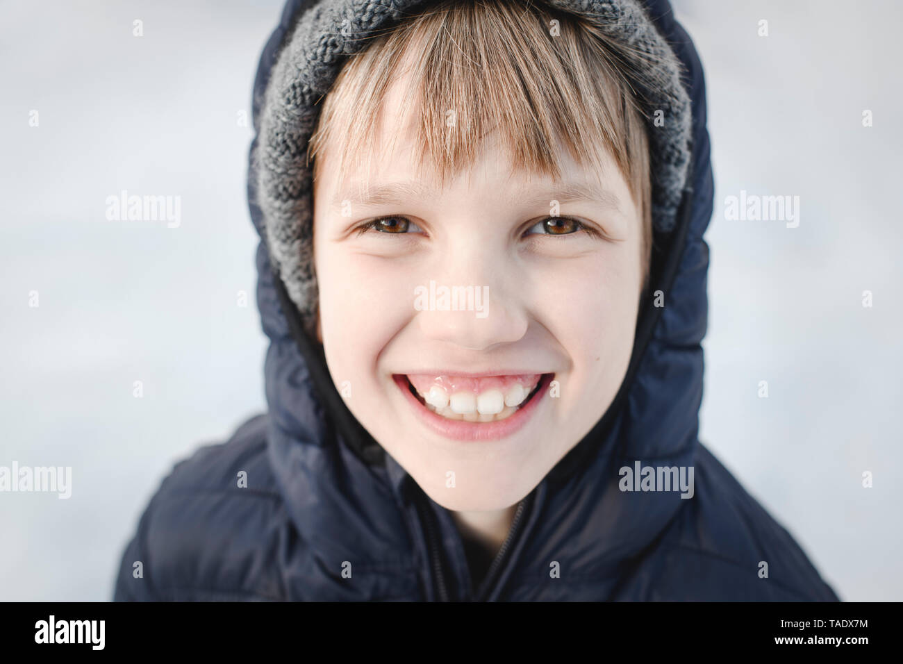 Portrait von Happy Boy im Winter tragen Stockfoto