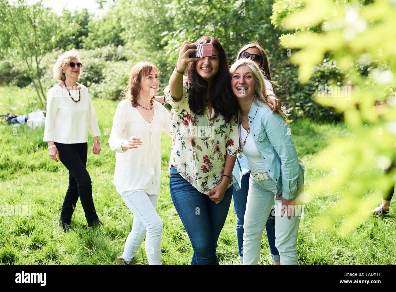 Gruppe von Frauen, die gerne eine selfie in Park Stockfoto