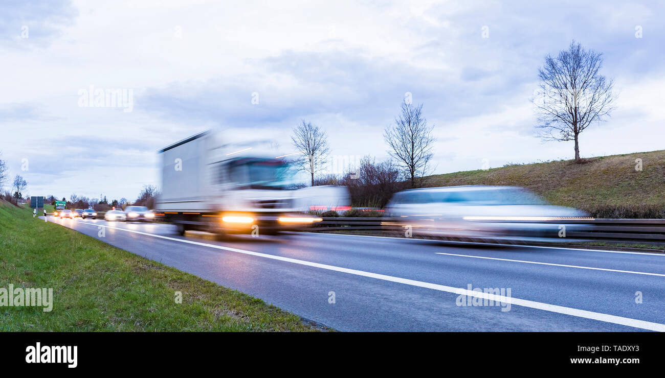 Deutschland, Badenwurttemberg, Lkw überholen Auto auf Bundesstraße Stockfoto