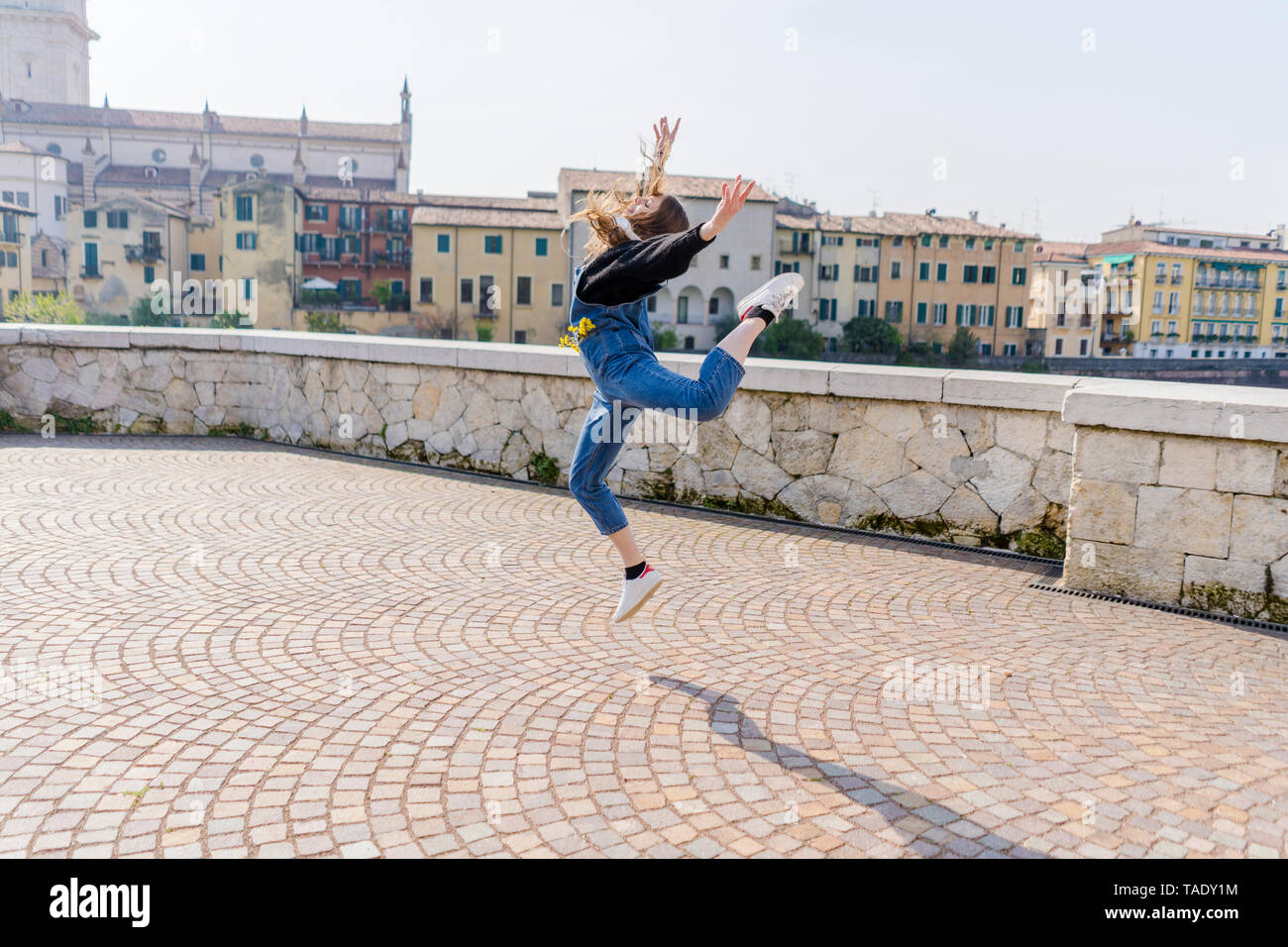 Junge Frau springen in Verona Stockfoto