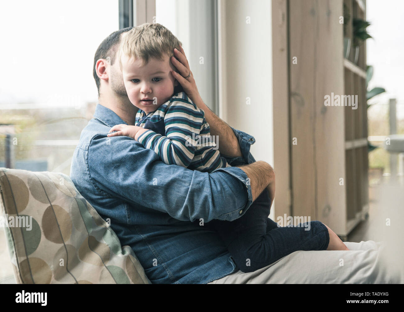 Vater Kuscheln mit Sohn zu Hause Stockfoto