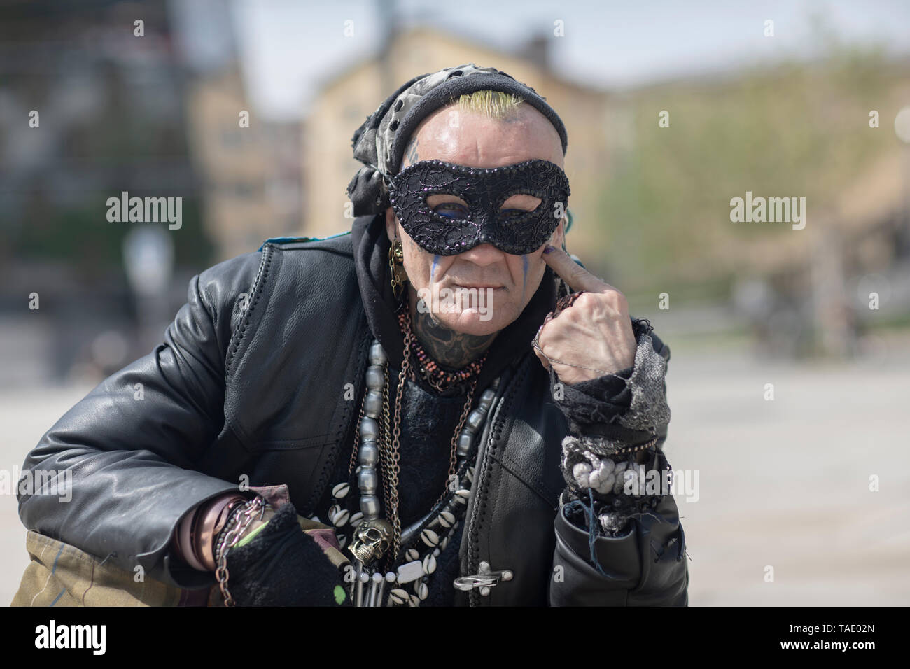 Antiheld, Portrait eines Mannes mit Karneval Maske Stockfoto