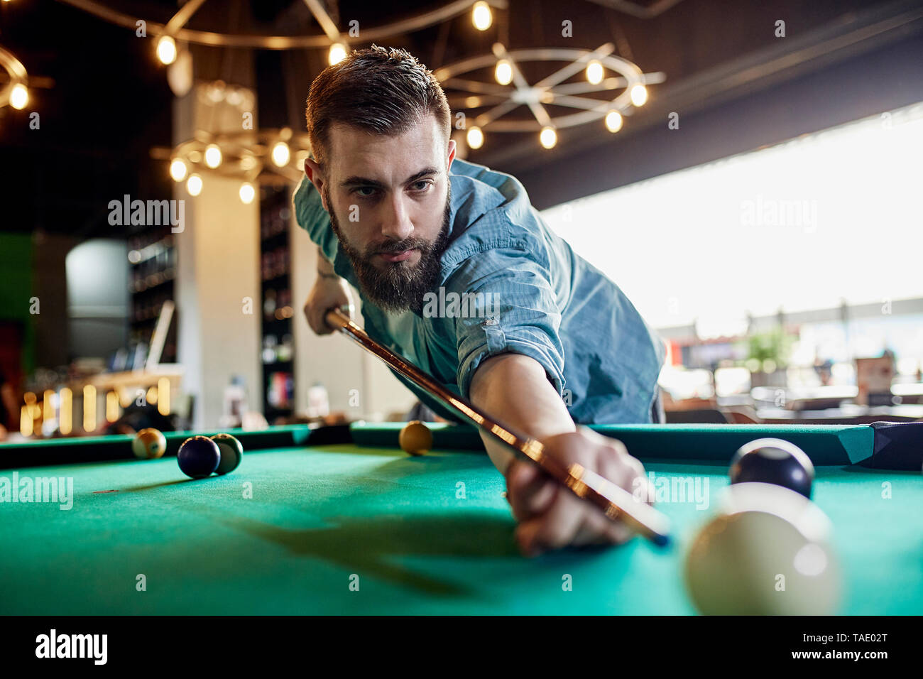 Porrait der fokussierten Mann spielt Billard Stockfoto