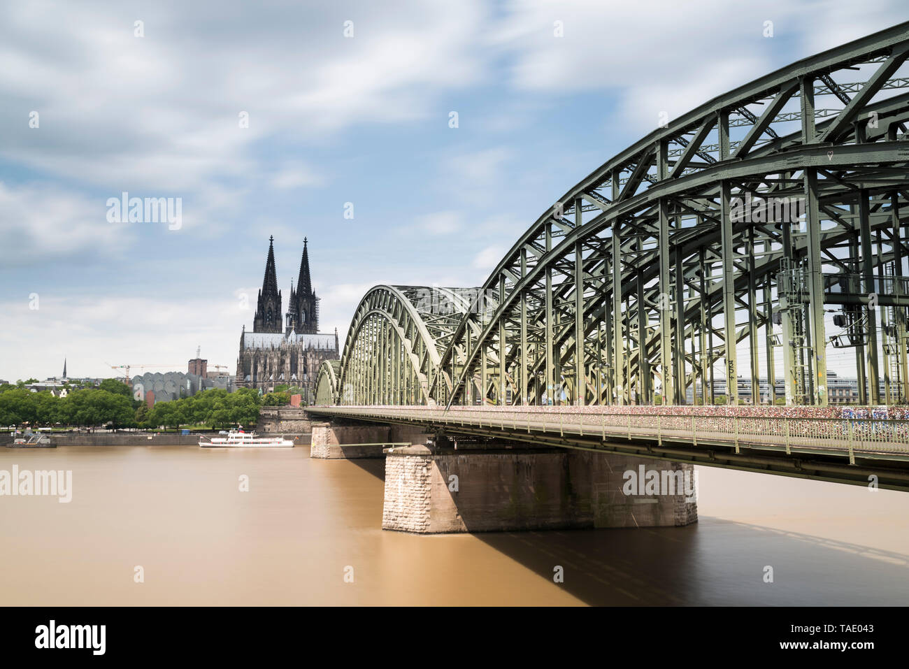Deutschland, Köln, Blick auf den Kölner Dom mit Hohenzollernbrücke und Rhein im Vordergrund. Stockfoto