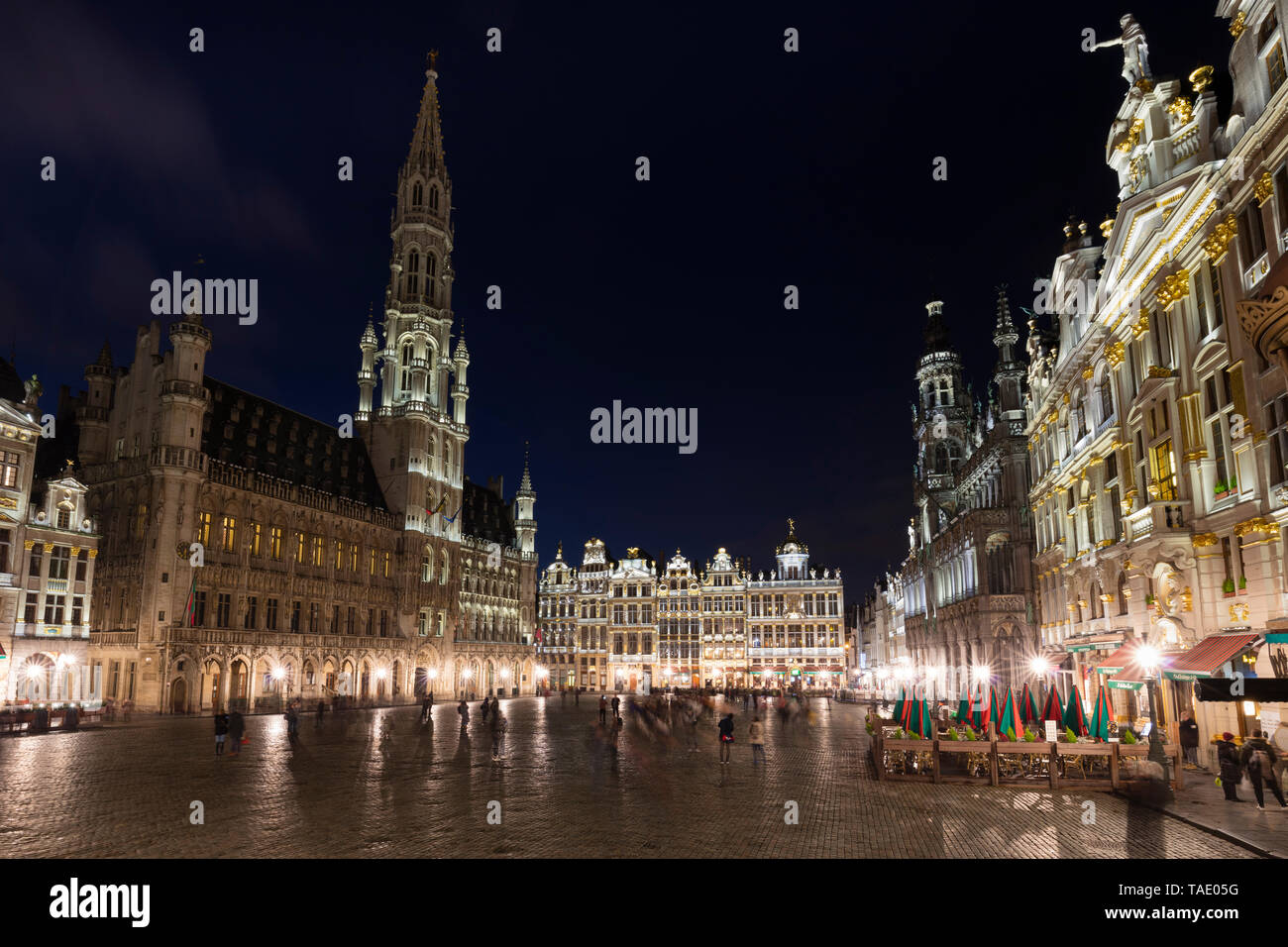 Belgien, Brüssel, Grand Place, Rathaus und guildhalls bei Nacht Stockfoto