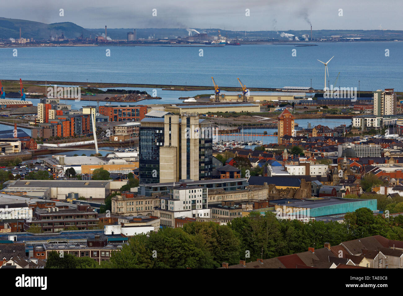 Im Bild: Die BT-Gebäude in der Innenstadt von Swansea mit einem Teil der SA 1 Entwicklung und das Dock Bereich unmittelbar hinter und Port Talbot in der f Stockfoto