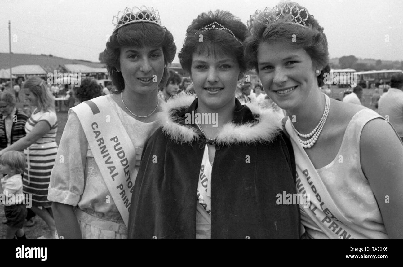 Puddletown Karneval in Dorset c 1980 Carnival Queen und Prinzessinnen Foto von Tony Henshaw Stockfoto